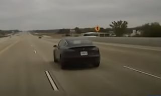 Полицията спря Tesla на автопилот със заспал мъж зад волана (ВИДЕО)
