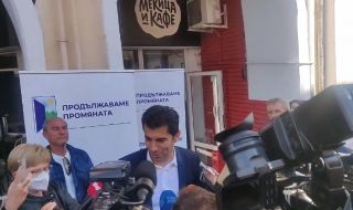 Кирил Петков събира подписи за изборите пред мекичарница