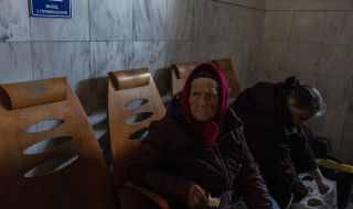 Доброволци евакуират възрастни хора от украинския град Бахмут