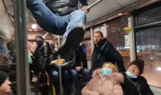 Пътници ужасени от мъж без маска и изпълненията му в автобус 310 в София (СНИМКА)