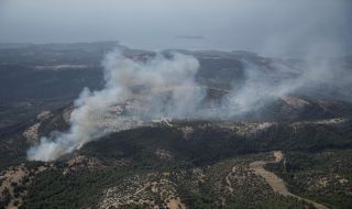 Пожарът, бушуващ на Тасос, е частично овладян