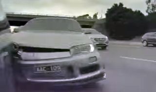 Ето как да не се кара Nissan R34 Skyline в трафик (ВИДЕО)