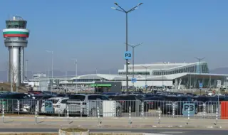 Пътнически самолет кацна аварийно в София заради диабетик