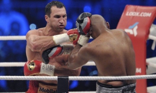 Могъщият Кличко размаза американец, пак защити титлата си