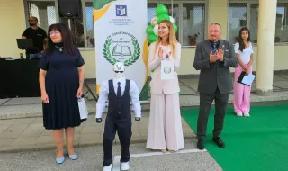 Зам.-министър и роботът Робърт откриха новата учебна година в Панагюрище