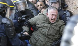 Стачки и хаос във френските затвори (СНИМКИ)