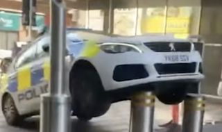 Ето какво се случва когато полицаи паркират неправилно (ВИДЕО)