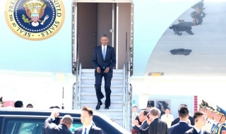 Гаф след кацането на Обама. Не може да слезе от самолета