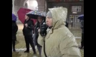 Ден 180: Под поройния дъжд граждани скандират ”Оставка”