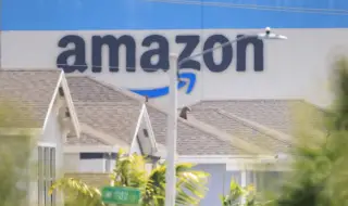 Изкуственият интелект принуждава Amazon да съкрати десетки хиляди работни места