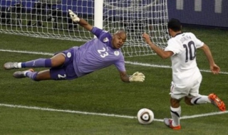 М'Боли става съотборник с Роналдиньо и Ето'о