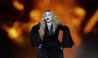 Мадона падна на сцената и избухна в сълзи
