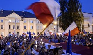 Полша отново отказа да заспи (ВИДЕО+СНИМКИ)
