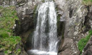 Турист падна от Смолянските водопади