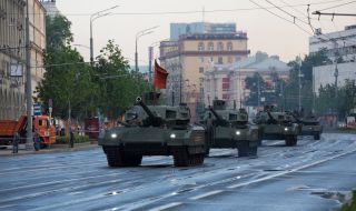 Защо Русия не използва в Украйна своите „непобедими“ танкове Т-14?
