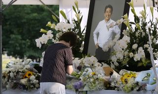 Тероризъм: убийството на Абе се разглежда като атака срещу японската демокрация 