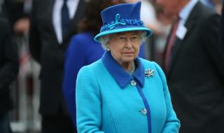Как Кралицата се измъква от законите