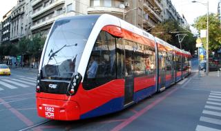 Пиян помете две жени на трамвайна спирка