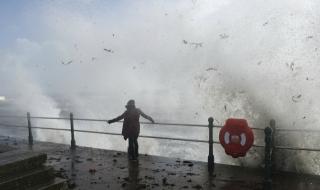Смъртоносна буря удари Ирландия (СНИМКИ)