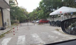 Своеволия във Варна - преградиха си паркинг, сложиха масички на инвалидно място