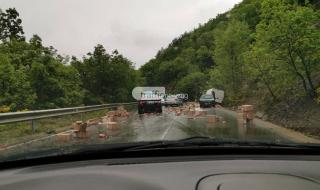 Катастрофа между кола, бус и ТИР разпиля замразени пилета по пътя
