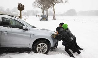 Зимата отново е тук! Снежна буря предизвика хаос в пътния трафик в Нидерландия 