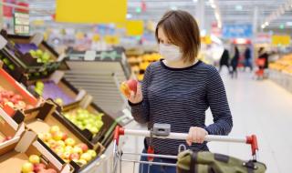 Коронавирус: кой с какво се запасява