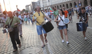 Протестът се готви за петъчна обсада на парламента - Обновена в 23.47 ч.