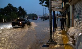 Критично лошо време застигна Централна Гърция