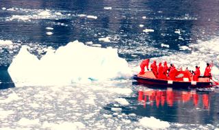 Откриха зловеща гледка под ледовете на Гренландия (ВИДЕО)
