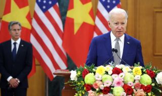 Байдън разговаря с втория човек в Китай и пристигна във Виетнам