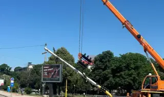 Стълб със светофар се наклони опасно край Централна гара в София