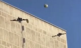 Видео показва как дронове играят волейбол
