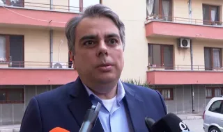 Асен Василев: 900 000 избиратели дадоха червен картон на Румен Радев