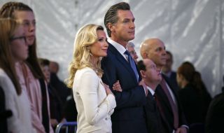 Съпругата на губернатора на Калифорния обвини Харви Уайнстийн в изнасилване