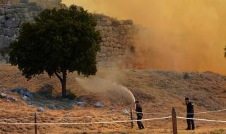 Гърция евакуира над 2000 души заради пожар