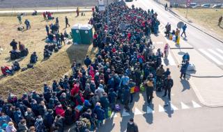 Полша затваря границите си за чужди работници