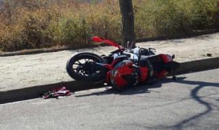 17-годишен моторист без книжка се заби в кола и загина