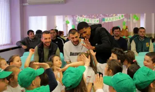 Футболисти зарадва малчугани от детска градина във Варна (СНИМКИ)