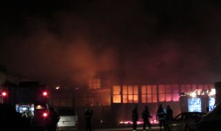 Автосервиз изгоря до основи във Варна 