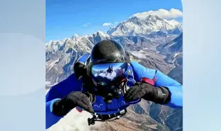 Българин скочи край Еверест с рекордно малък парашут (ВИДЕО)