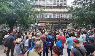 Протестиращите се събраха пред БНТ, искат оставката на Емил Кошлуков