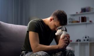 Разтърсващо ВИДЕО с войник, който се прощава с умиращо куче
