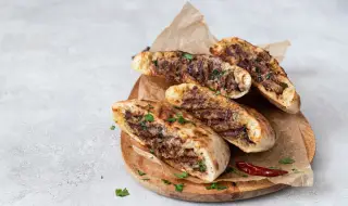 Рецепта на деня: Пълнени питки с кайма