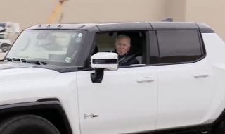 Президентът на САЩ подкара електрическия Hummer (ВИДЕО)