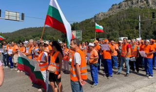 Продължават протестите на пътните строители