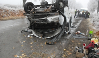 Бус с 13 души се обърна в Разградско