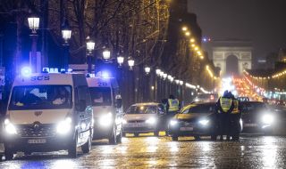 Мъж е прегазил двама души в Париж с откраднат микробус