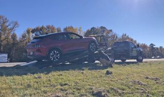 Пътна помощ нанесе щети за близо 50 хиляди лева на електрически Mustang след неправилно теглене