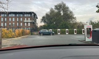 Автомобили от различни марки блокираха зарядни станции на Tesla